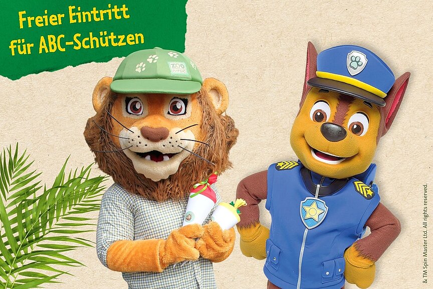 Schulanfänger -Wochenende Freier Eintritt für ABC-Schützen Maskottchen Tammi mit zwei Schultüren und Chase von Paw Patrol, grüner Farn im Hintergrund